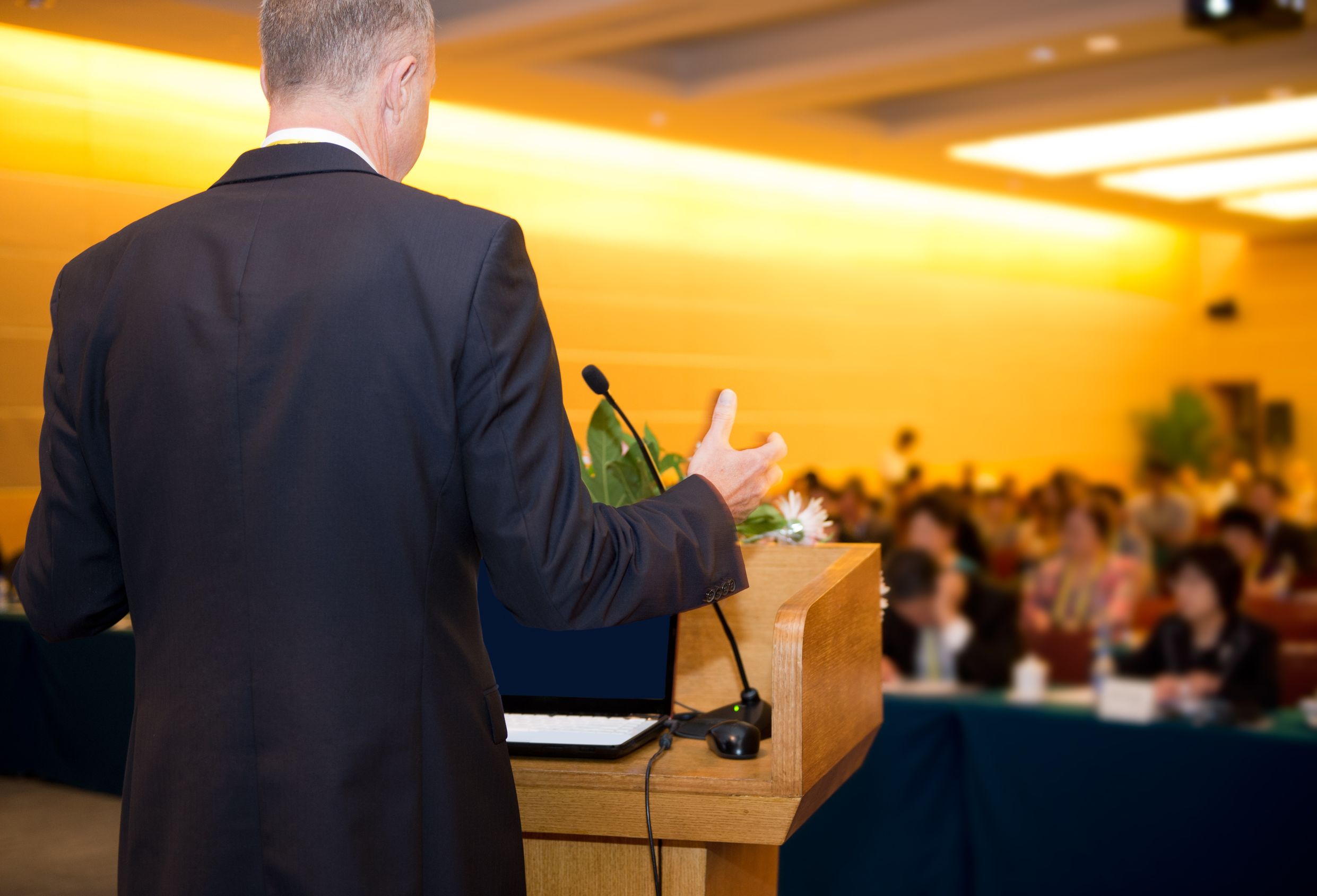 Ways a Motivational Speaker Can Strengthen a Sales or Marketing Team